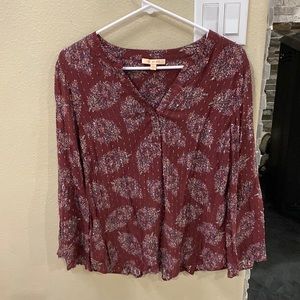 Women’s gently used, size small, button up dress shirt. Brand is Skies are Blue